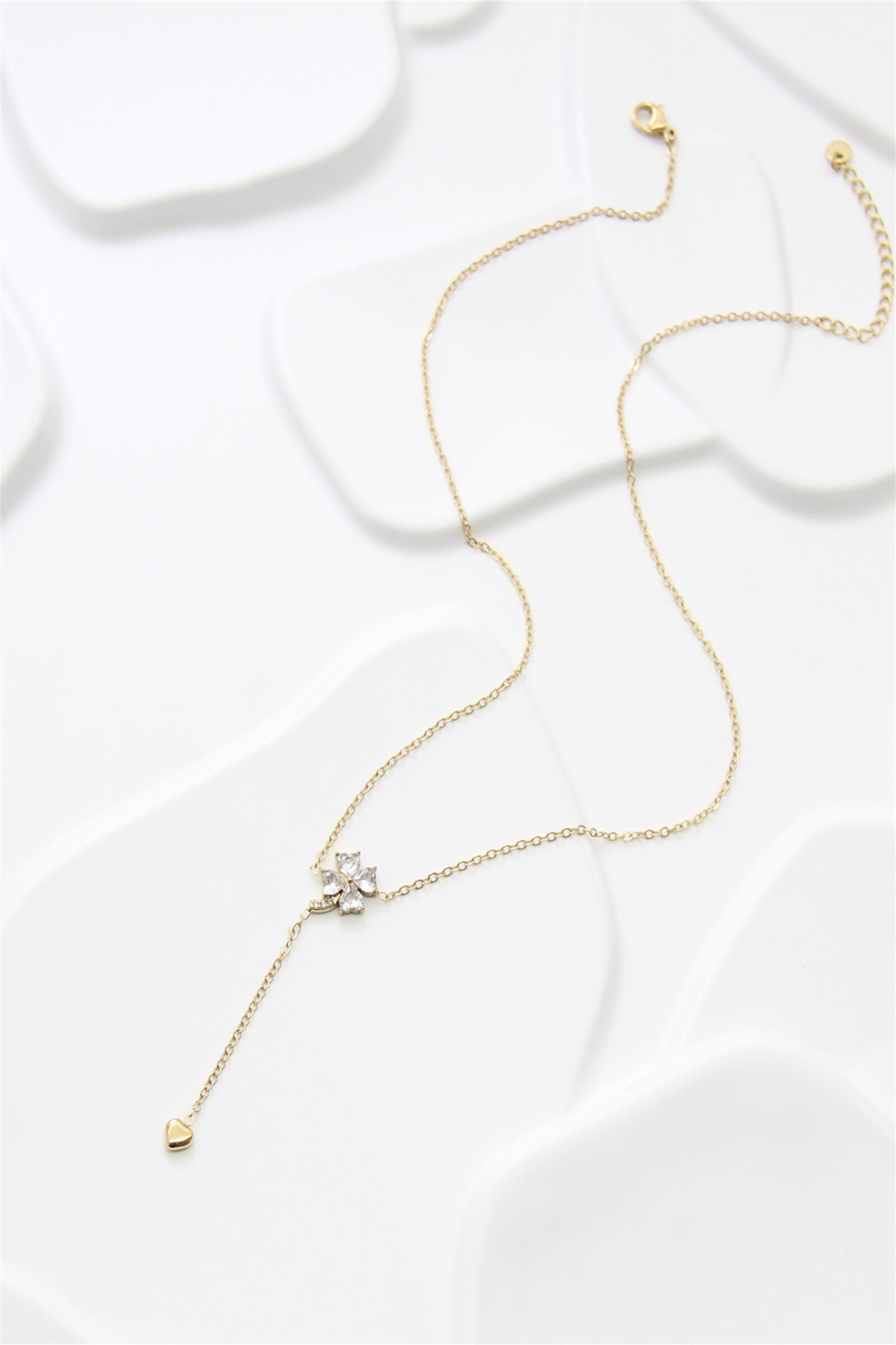 Collana a Y in oro con ciondolo a forma di fiore e cuore