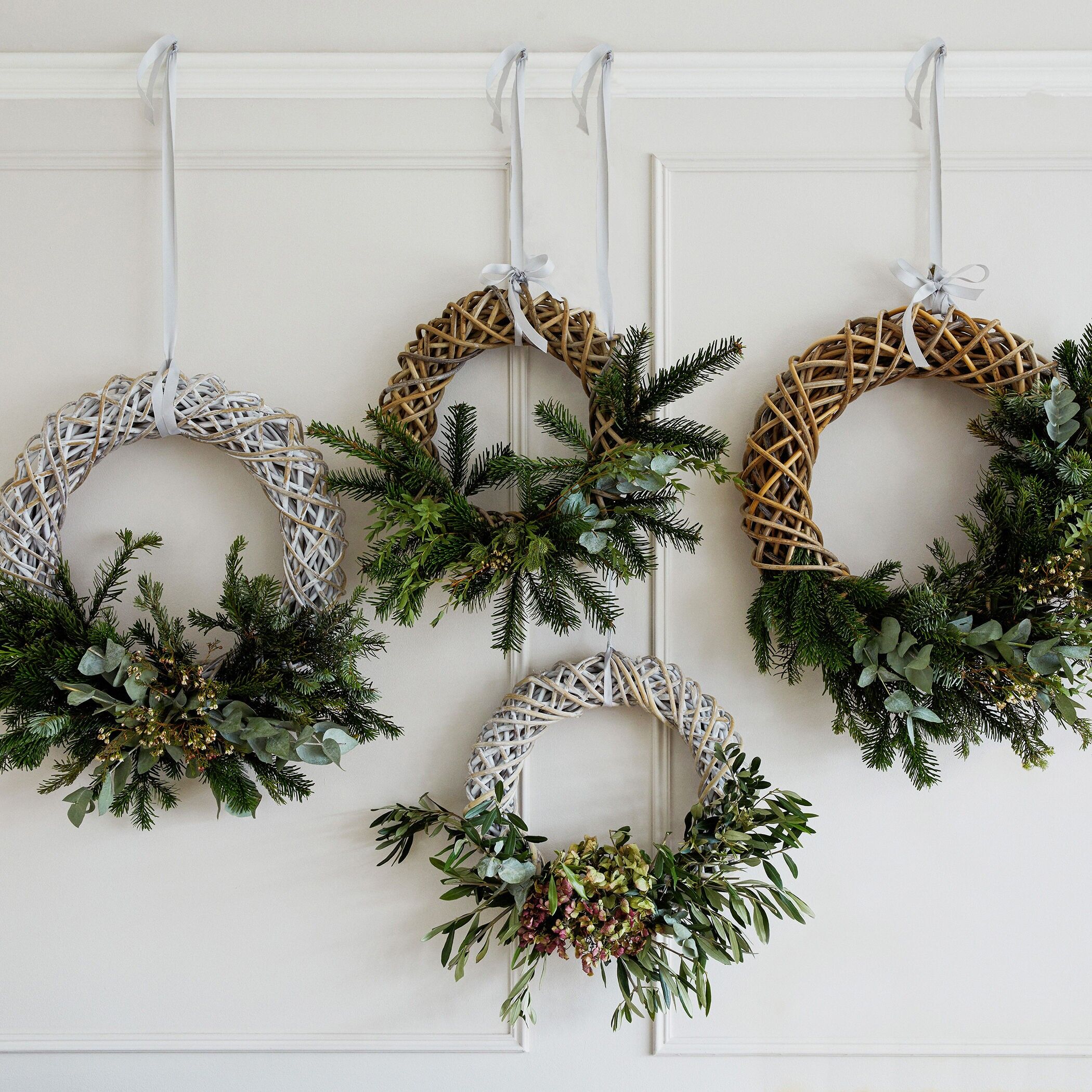 Corona de ratán sostenible. Disponible en 2 tamaños y colores.