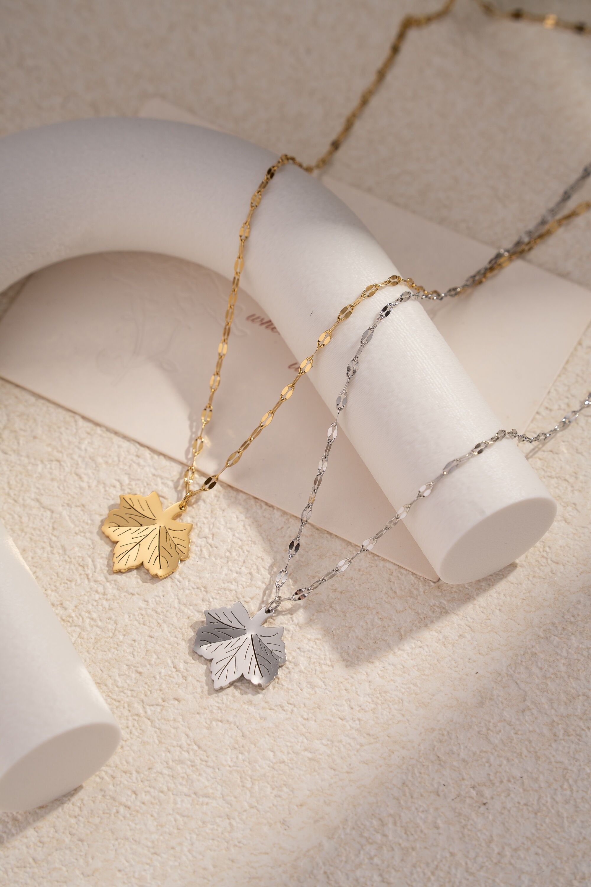 Elegante Halskette mit Blattanhänger aus Edelstahl