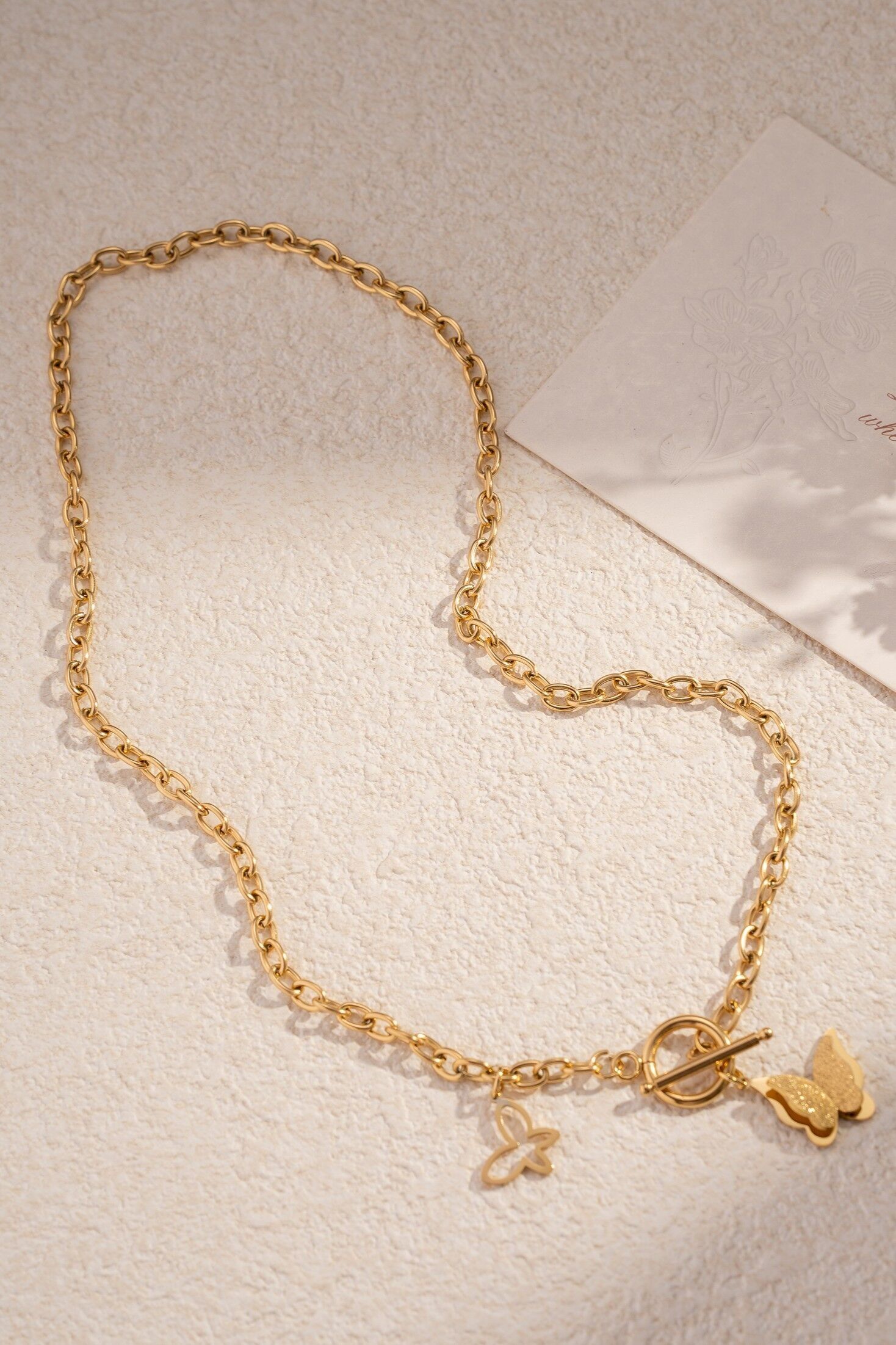 Zarte Halskette mit goldenem Schmetterlingsanhänger aus Edelstahl