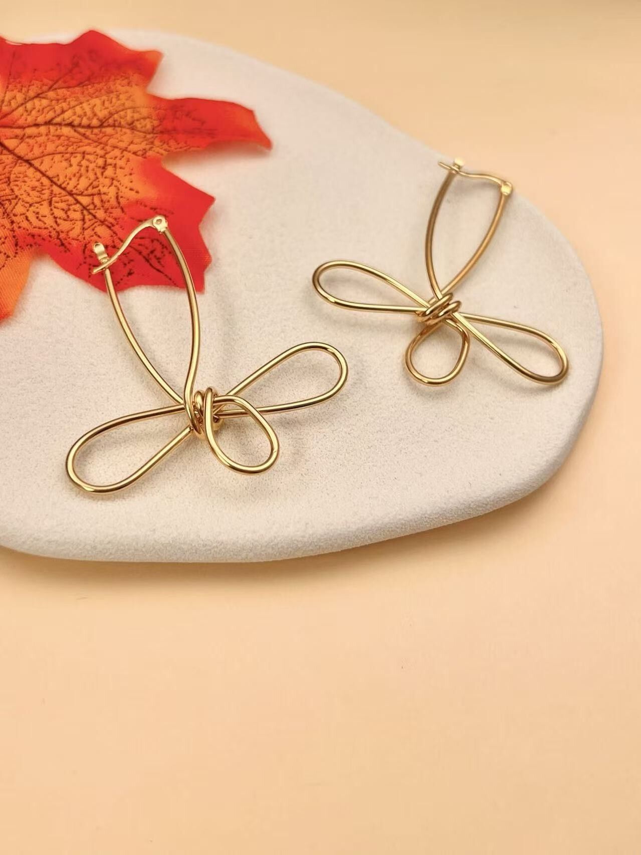 Elegante, zarte goldene Blumenohrringe