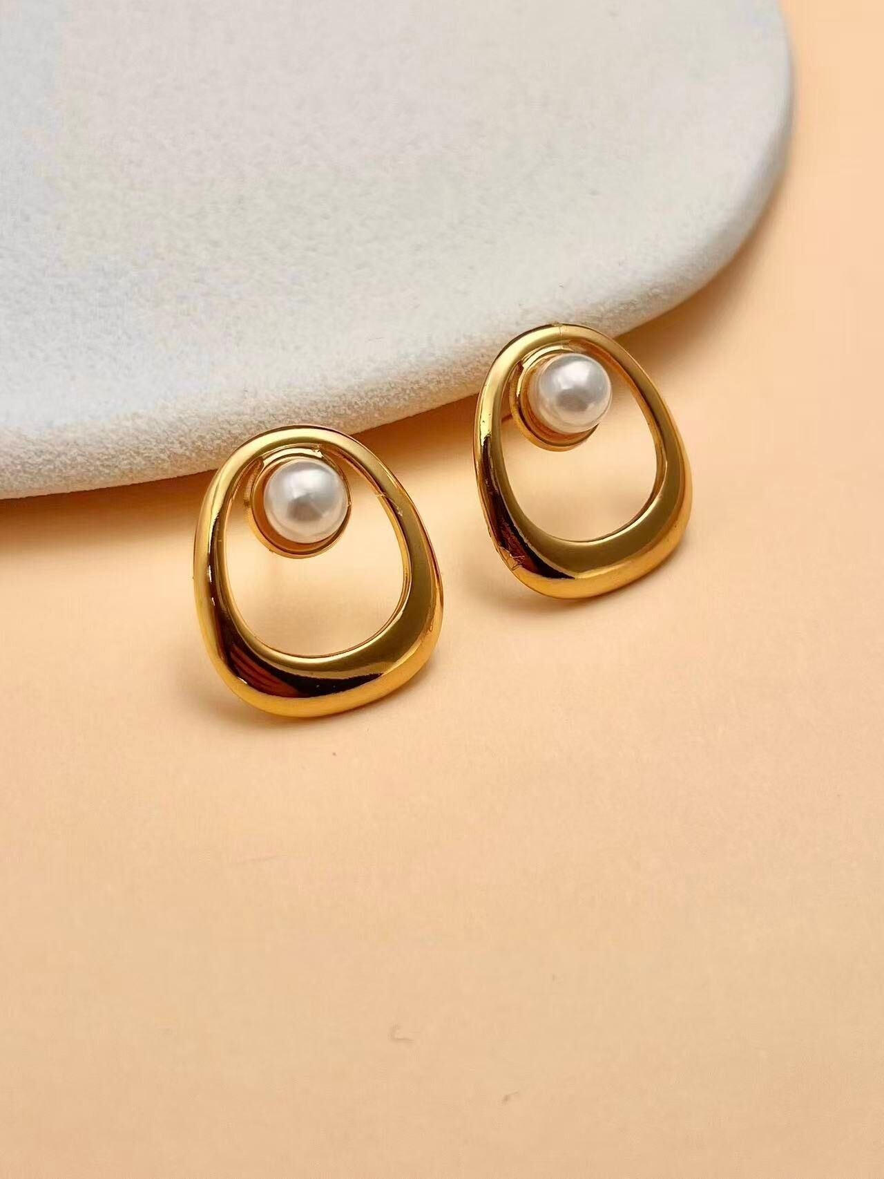 Chic, refined oval gold earrings with pearl