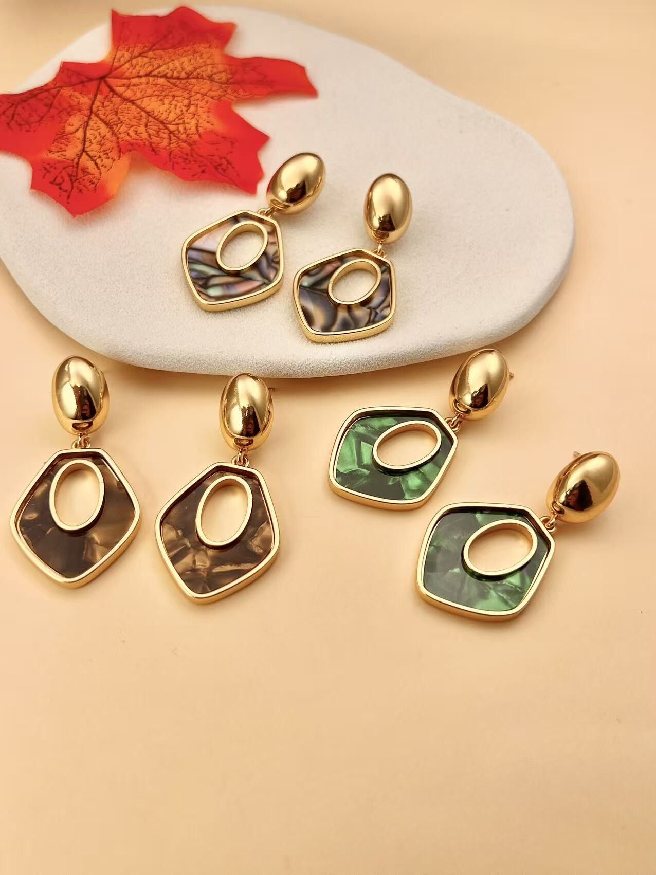 Oval drop earrings with marbled effects, stainless steel