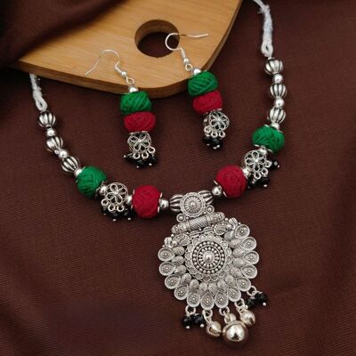 Collier artisanal en argent oxydé avec perles rouges et vertes