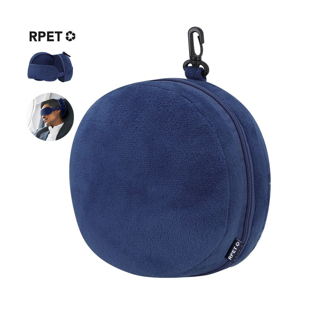 CUSCINO BLU CON MASCHERINA PER GLI OCCHI IDEALE PER I VIAGGI REALIZZATO IN MORBIDO MATERIALE RPET.INCLUDE UNA MASCHERINA PER GLI OCCHI ADATTABILE CON DUE FASCE ELASTICHE ABBINATE PER UN MAGGIORE COMFORT E RIPOSO DURANTE IL VIAGGIO.