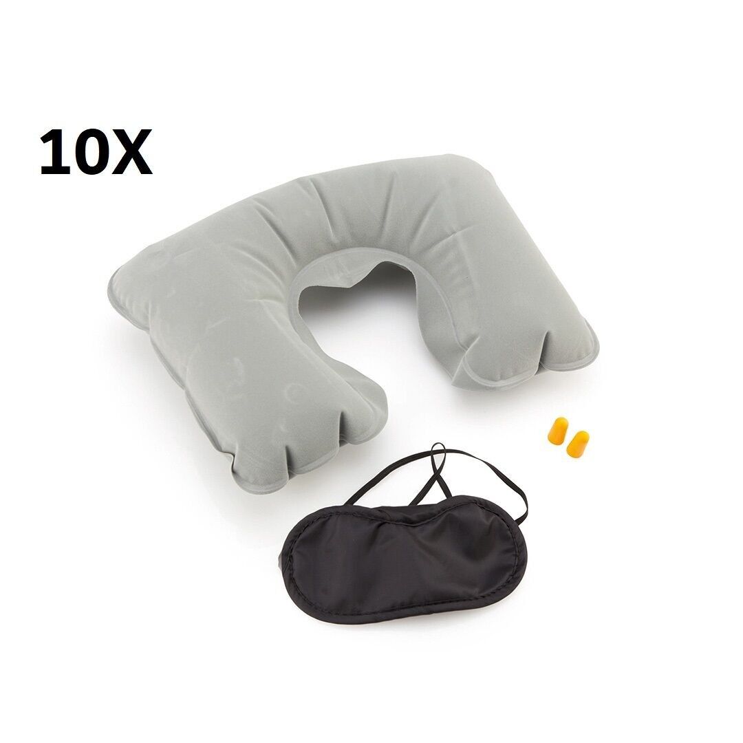 10 SET DA VIAGGIO GRIGIO CON 3 ACCESSORI IN UNA CUSTODIA MORBIDA. INCLUDE UNA MORBIDA E CONFORTEVOLE MASCHERINA IN MICROFIBRA NERA CON DOPPIO ELASTICO IN COLORE ABBINATO, UN CUSCINO GONFIABILE PER IL COLLO IN VELLUTO E UN PAIO DI TAPPI PER LE ORECCHIE ARANCIONI IN COMODO MATERIALE EVA.