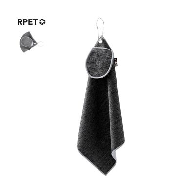 SERVIETTE DE GOLF NOIRE EN RPET AVEC DOUBLE TEXTURE : FINITION DOUCE BICOLORE D'UN CÔTÉ ET TEXTURE DE FIL UNIFORME DE L'AUTRE, POUR S'ADAPTER AUX DIFFÉRENTS BESOINS DE NETTOYAGE. SA CONCEPTION COMPREND UNE POCHE POUR BALLES DE GOLF EN TISSU ASSORTI.
