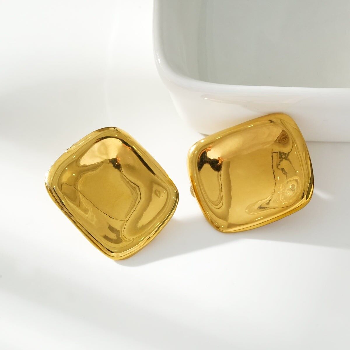 Goldfarbene Ohrclips mit quadratischer Platte