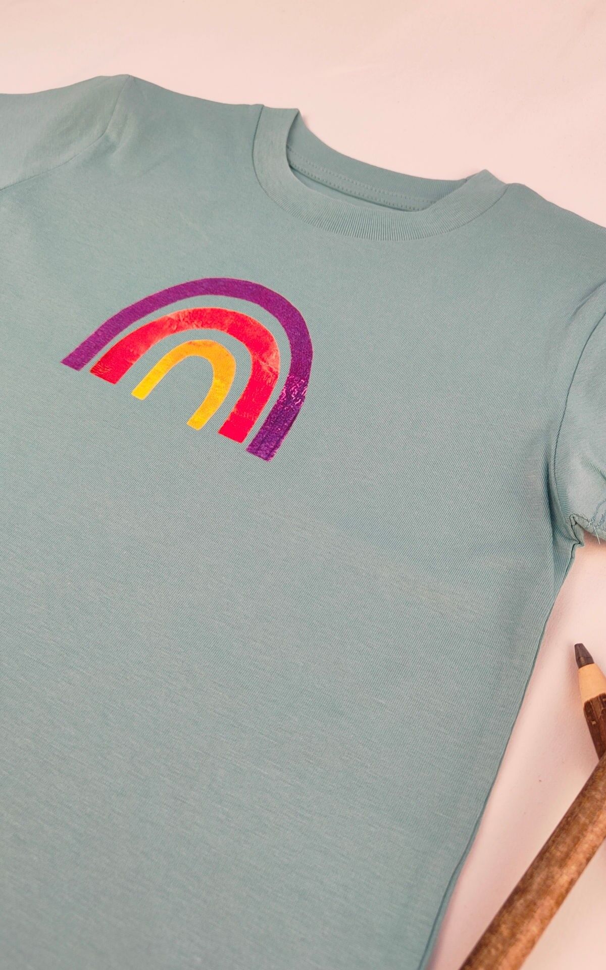 Maglietta per bambini Meladi in cotone biologico - arcobaleno su turchese