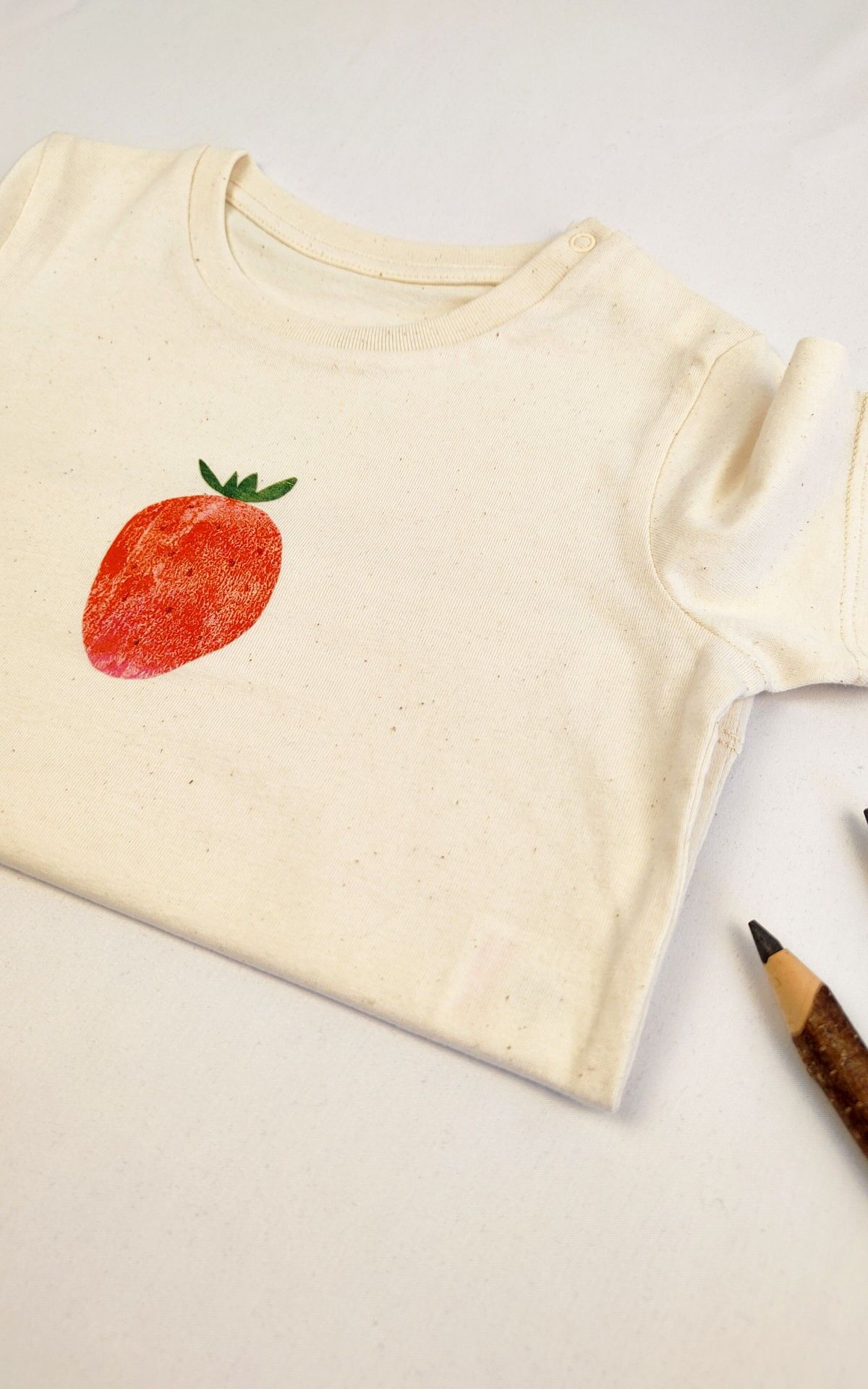 Maglietta per neonati in cotone biologico Meladi Kids - Fragola su tessuto grezzo naturale