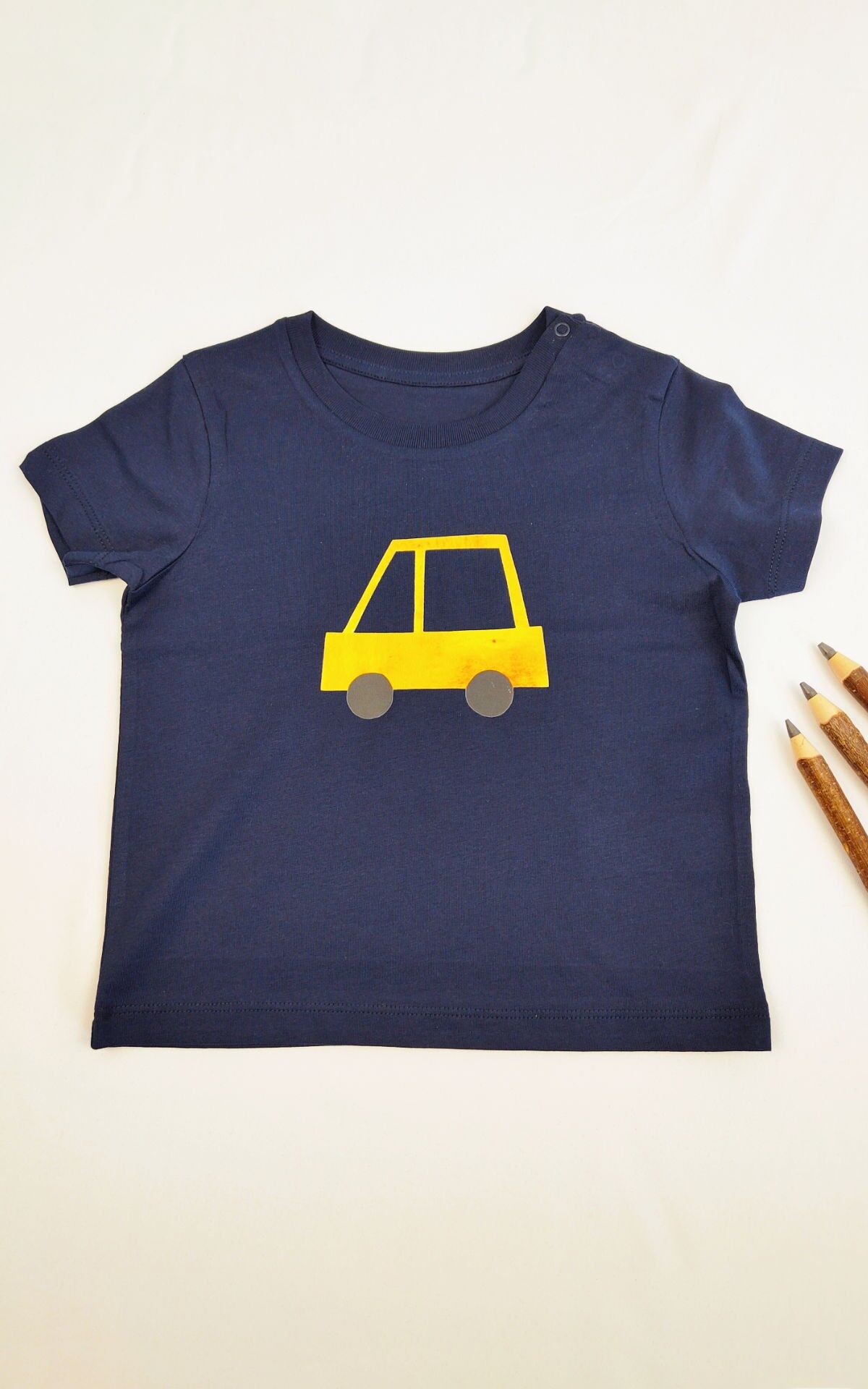 Maglietta per neonati in cotone biologico Meladi Kids - Macchina gialla su blu navy