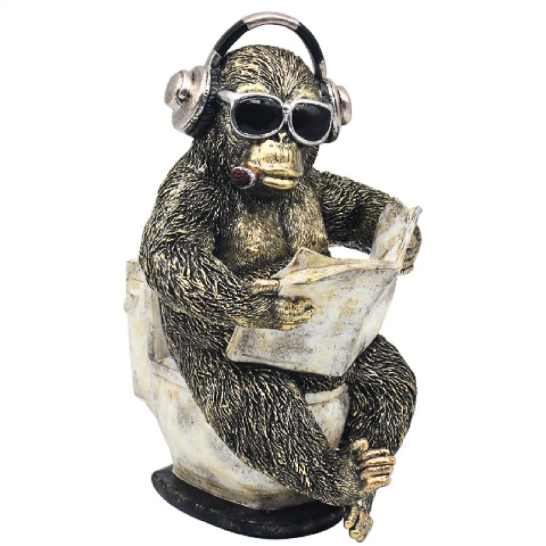 Figurina di un gorilla che legge il giornale mentre è in bagno