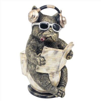 Figurine de bouledogue français aux toilettes lisant un journal