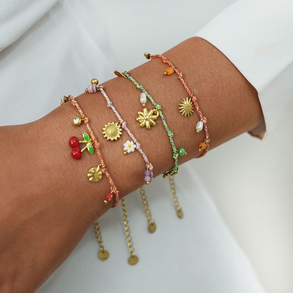 Set di 4 braccialetti con ciondoli colorati con chiusure a cuscino