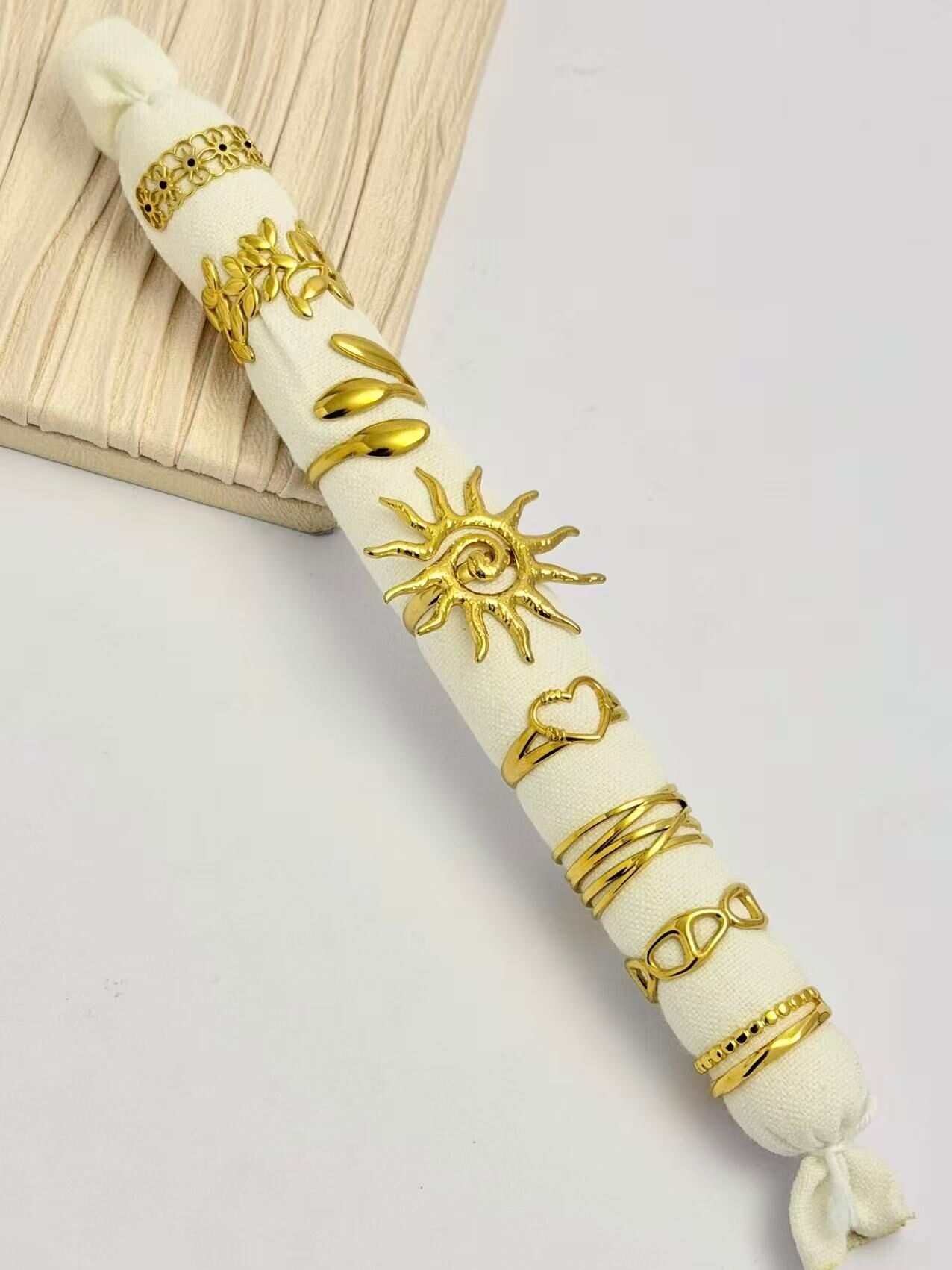 Set mit 8 verstellbaren trendigen Ringen aus Edelstahl