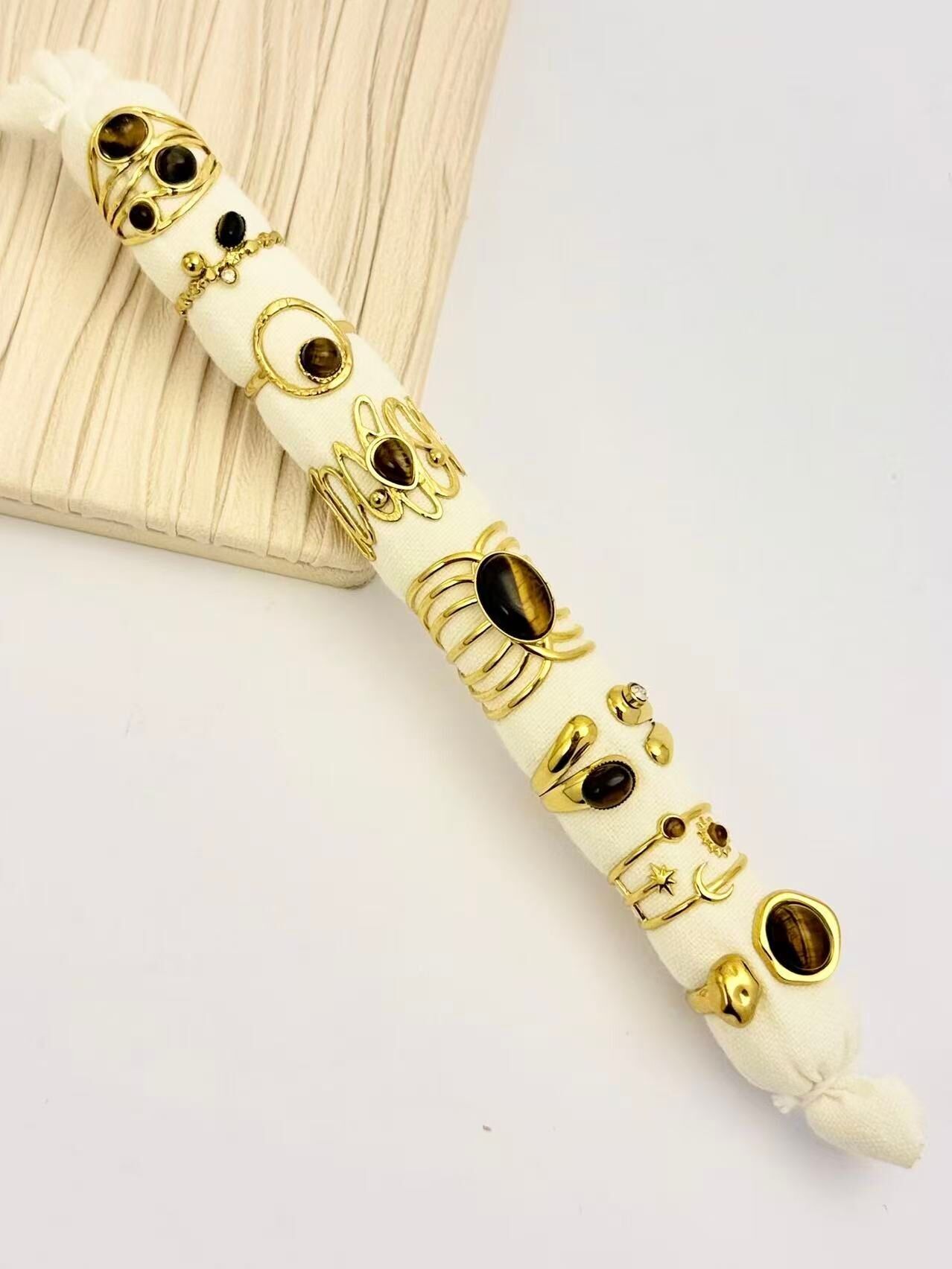 Set aus 8 Ringen, verziert mit natürlichem Tigerauge-Stein