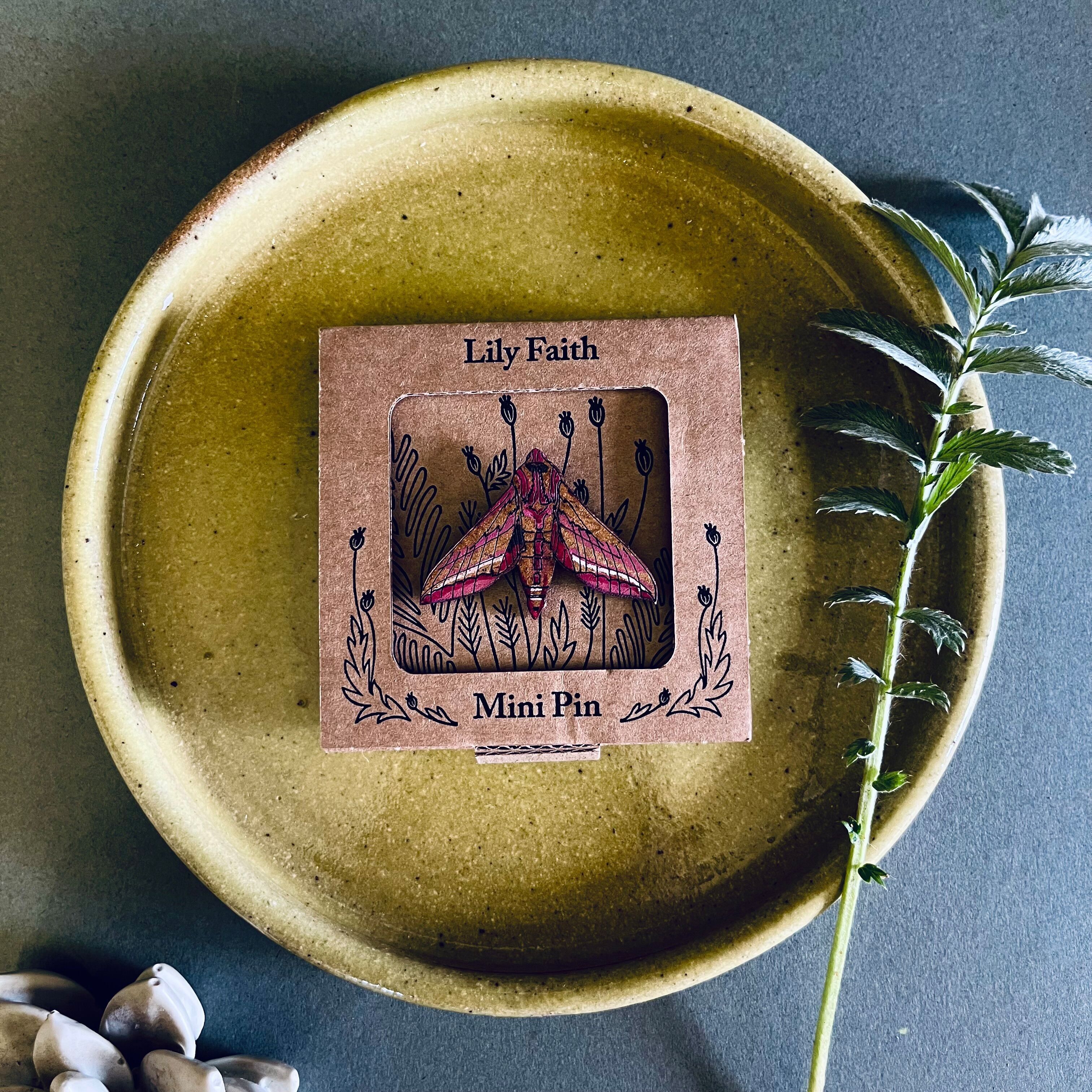 Mini spilla a forma di falena elefante