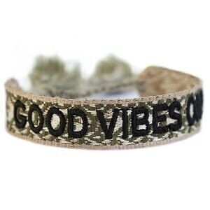 Pulsera tejida good vibes only army green