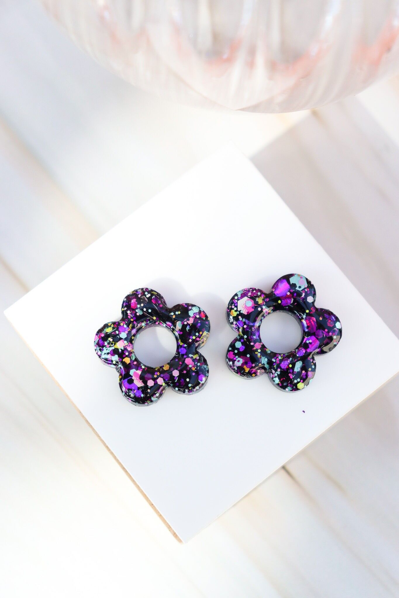 Isabelle – Creolen mit neonschwarzen Pailletten