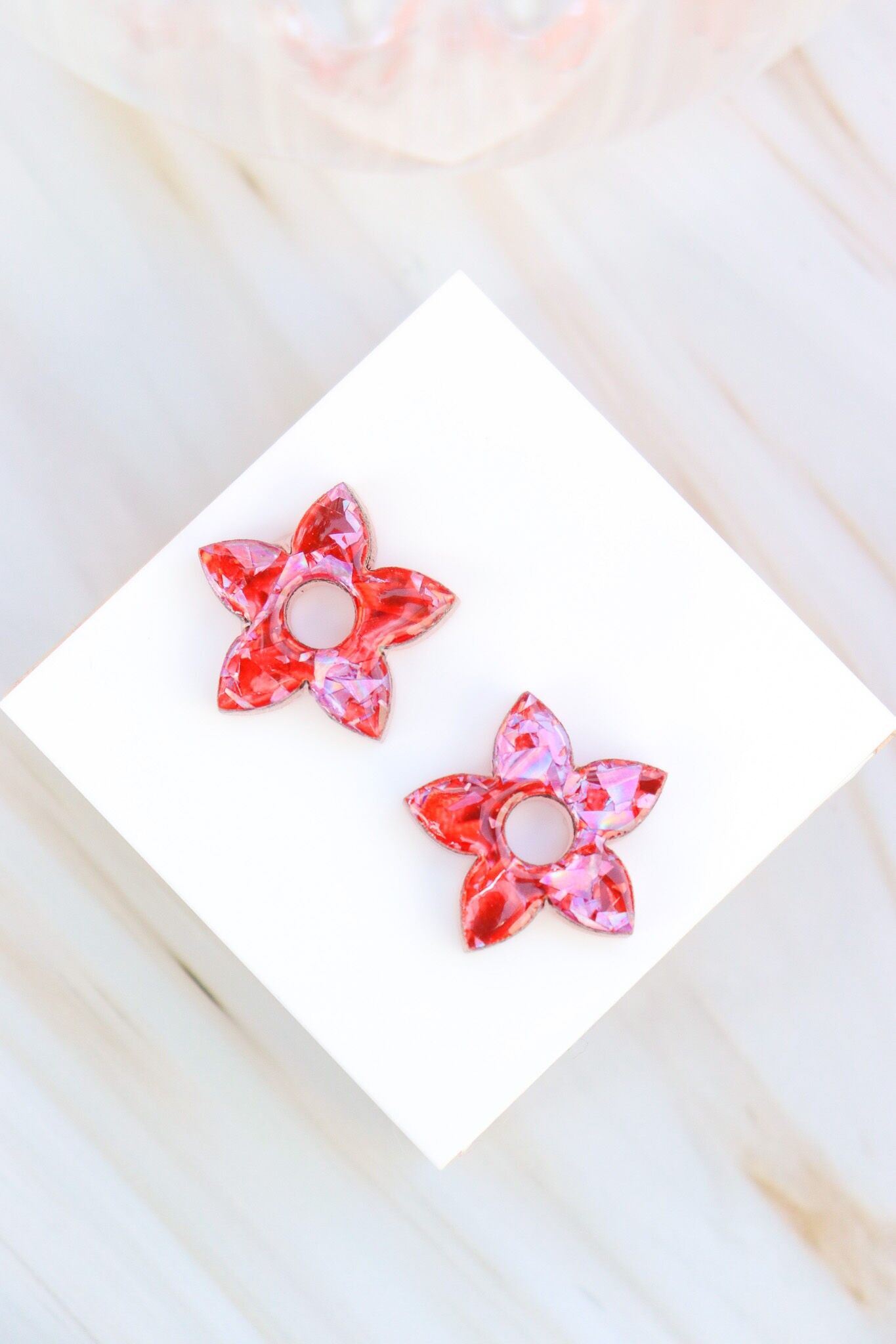 Naia Rot Rosa Schneeflocken-Creolen