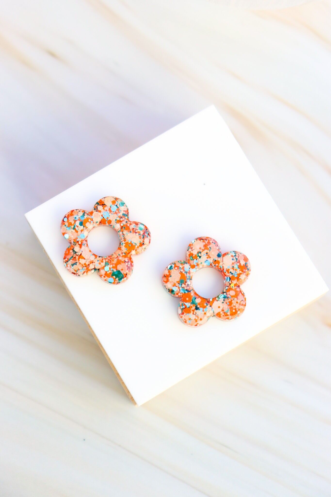 Isabelle – Türkisfarbene Creolen mit Kürbis-Pailletten