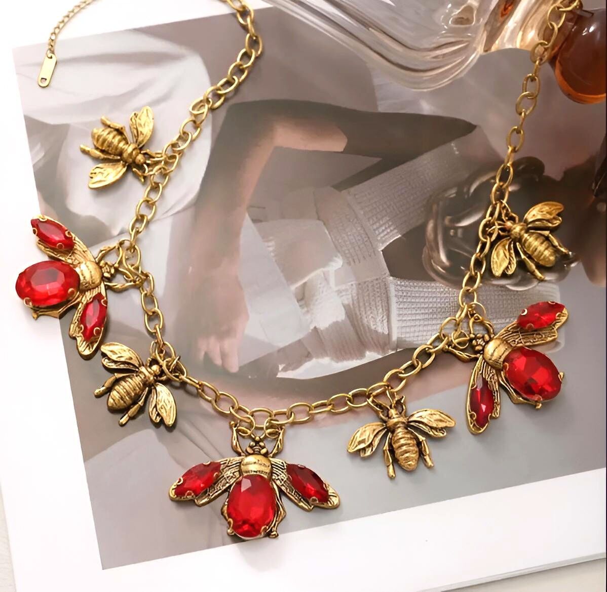 Collana in rame con ape in stile barocco vittoriano