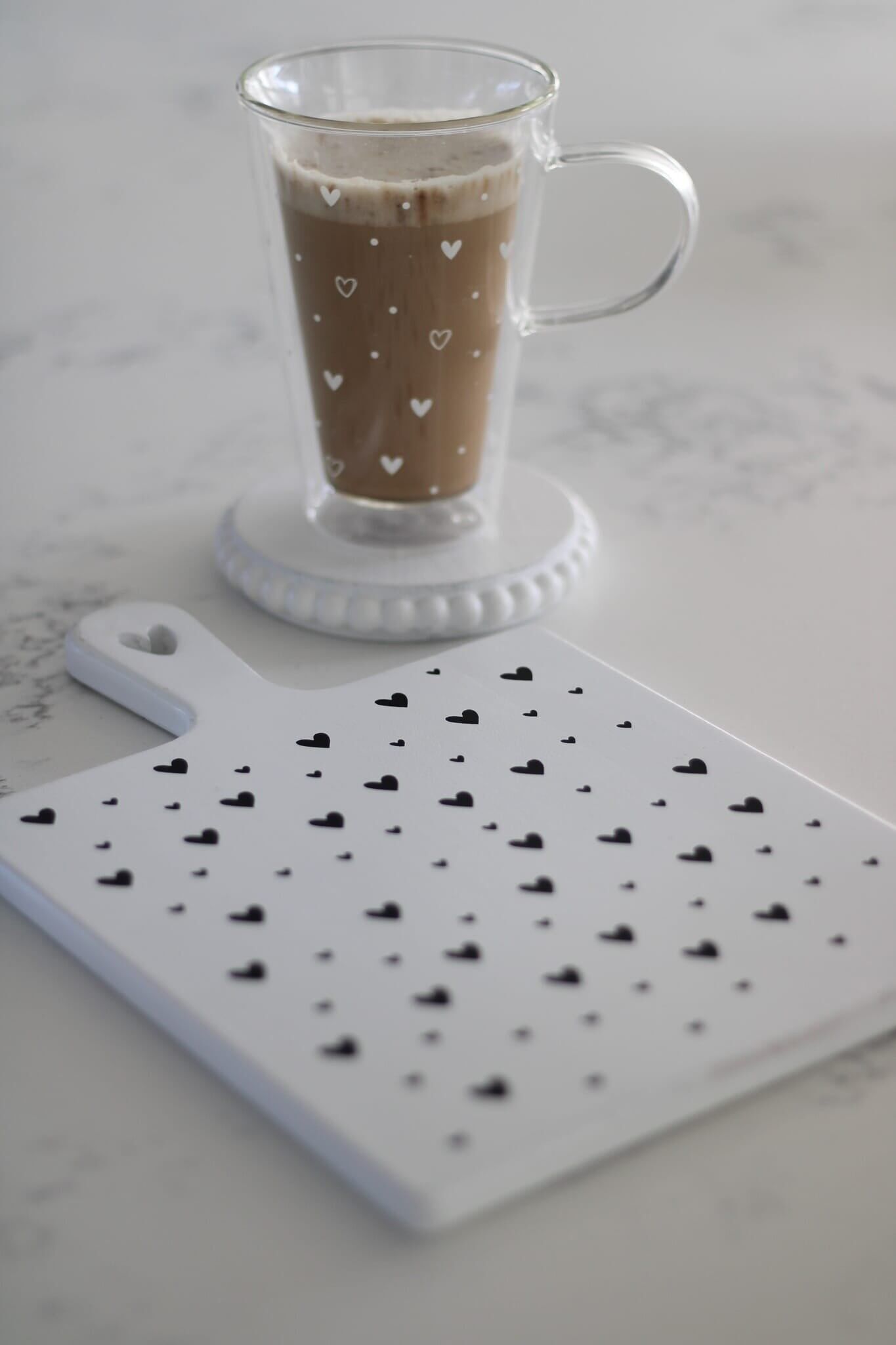 Planche à découper en bois - Cœurs blancs