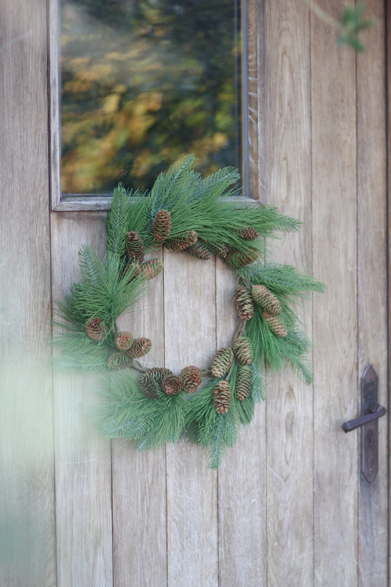 Couronne de pommes de pin en faux sapin