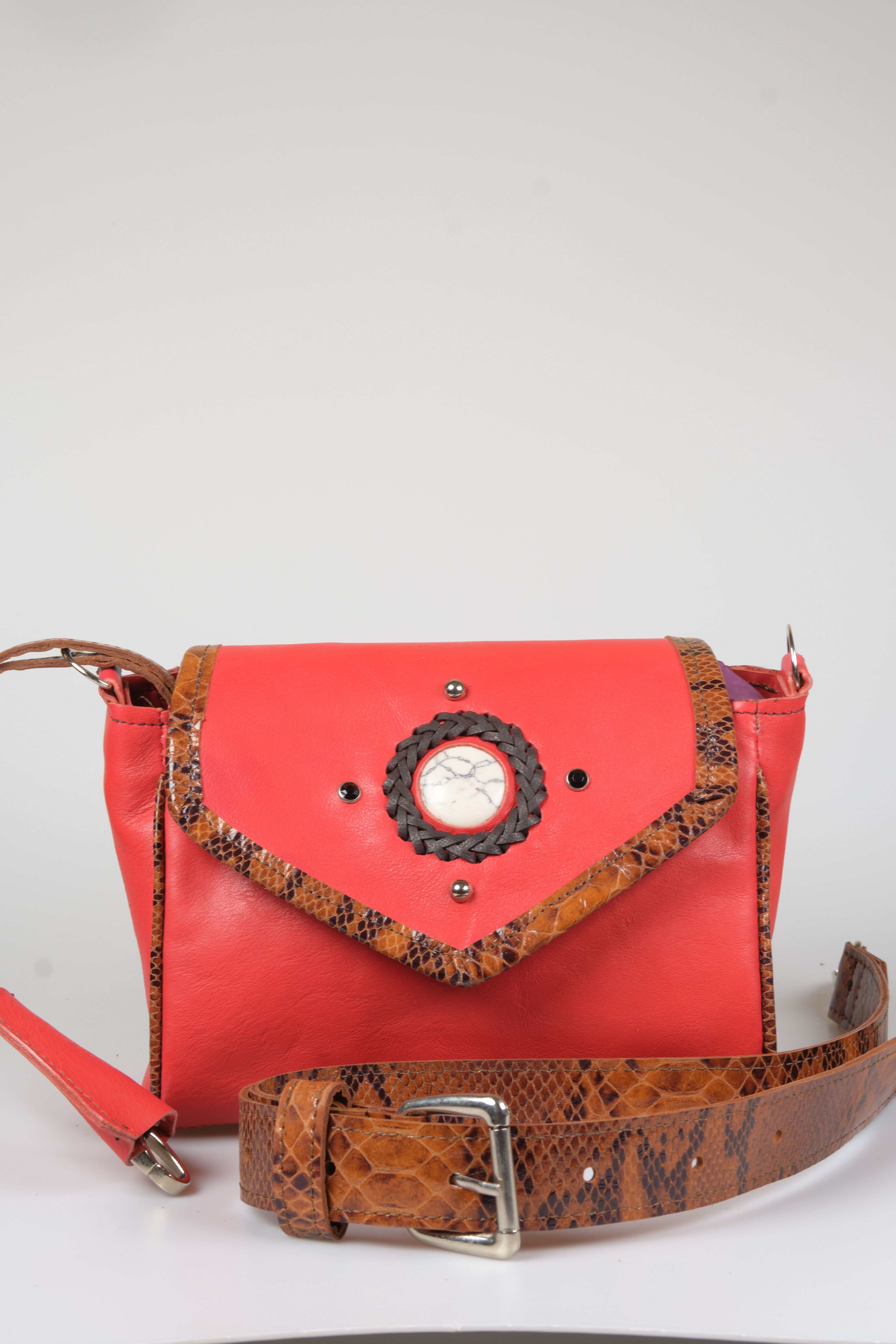 Umhängetasche Rot & Leopardenkontur mit Howlith