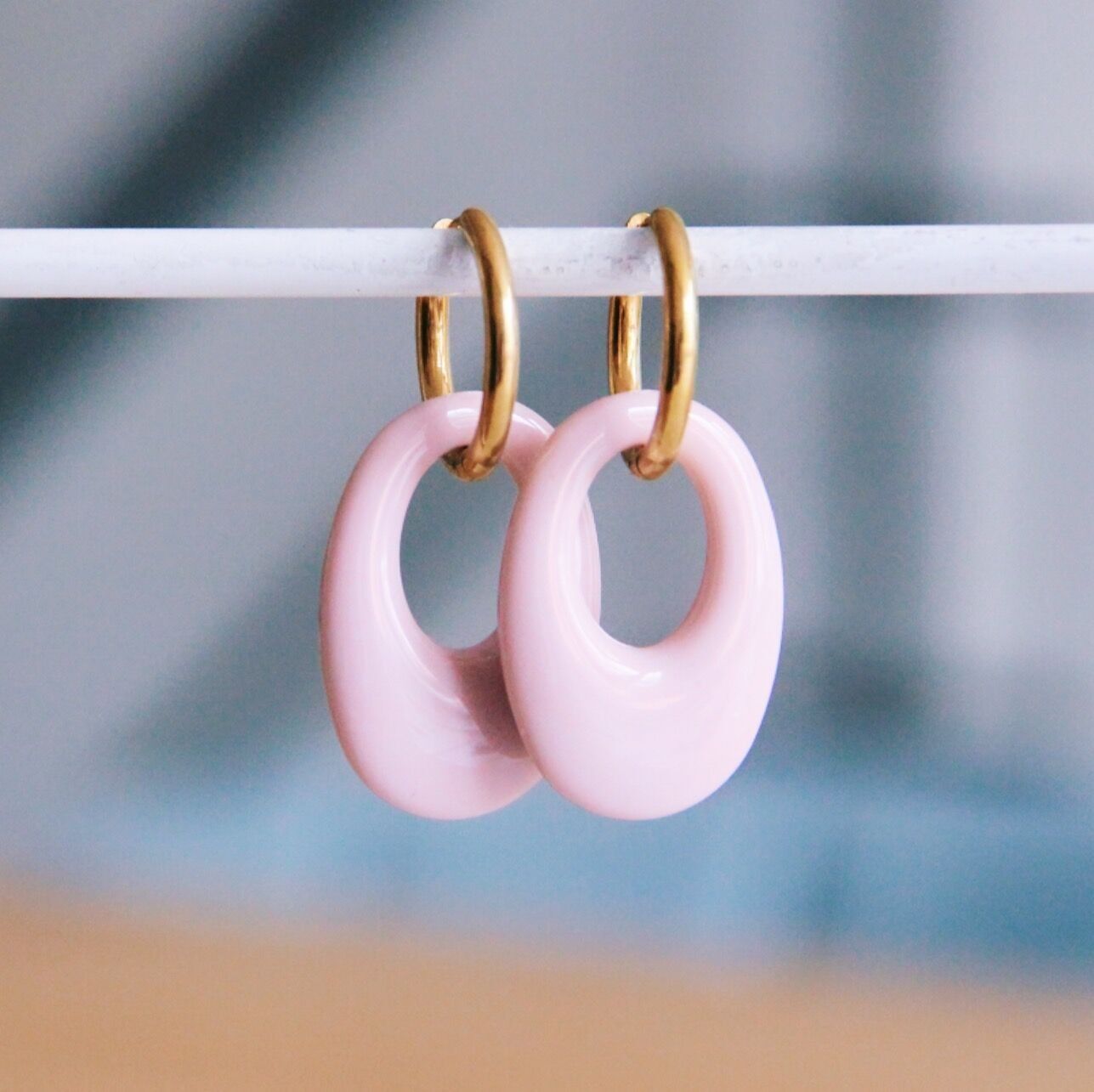 Orecchino con goccia in resina – lilla/oro