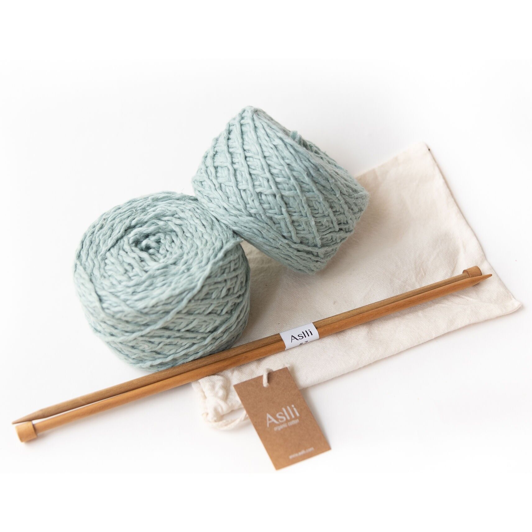 Kit mit Strickstäbchen und 200 g Bio-Baumwollgarn