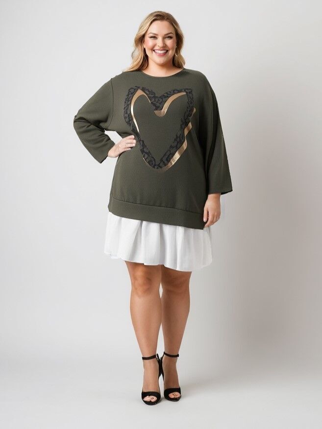 Khakifarbenes Kleid mit Herzmuster in Übergröße (T221214)