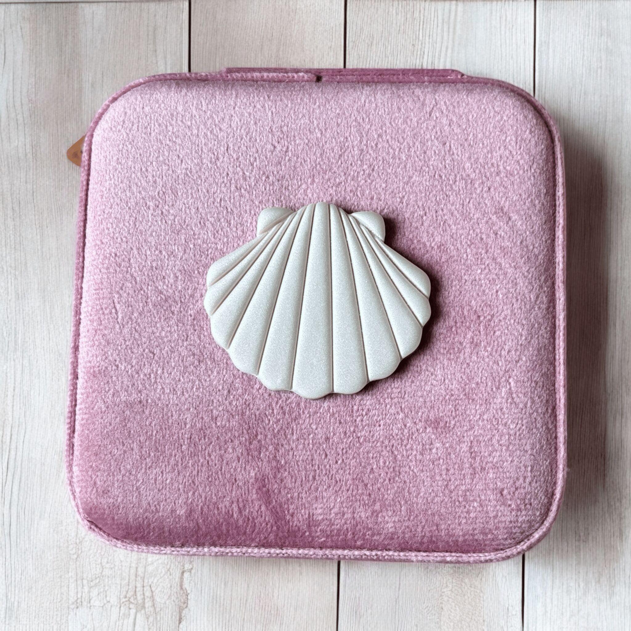 Portagioie da viaggio rosa con conchiglia bianca