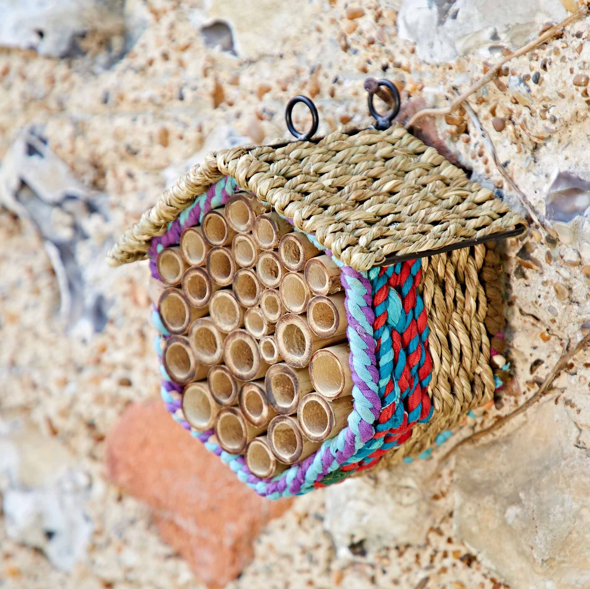 Hotel hexagonal para insectos y abejas de algodón reciclado