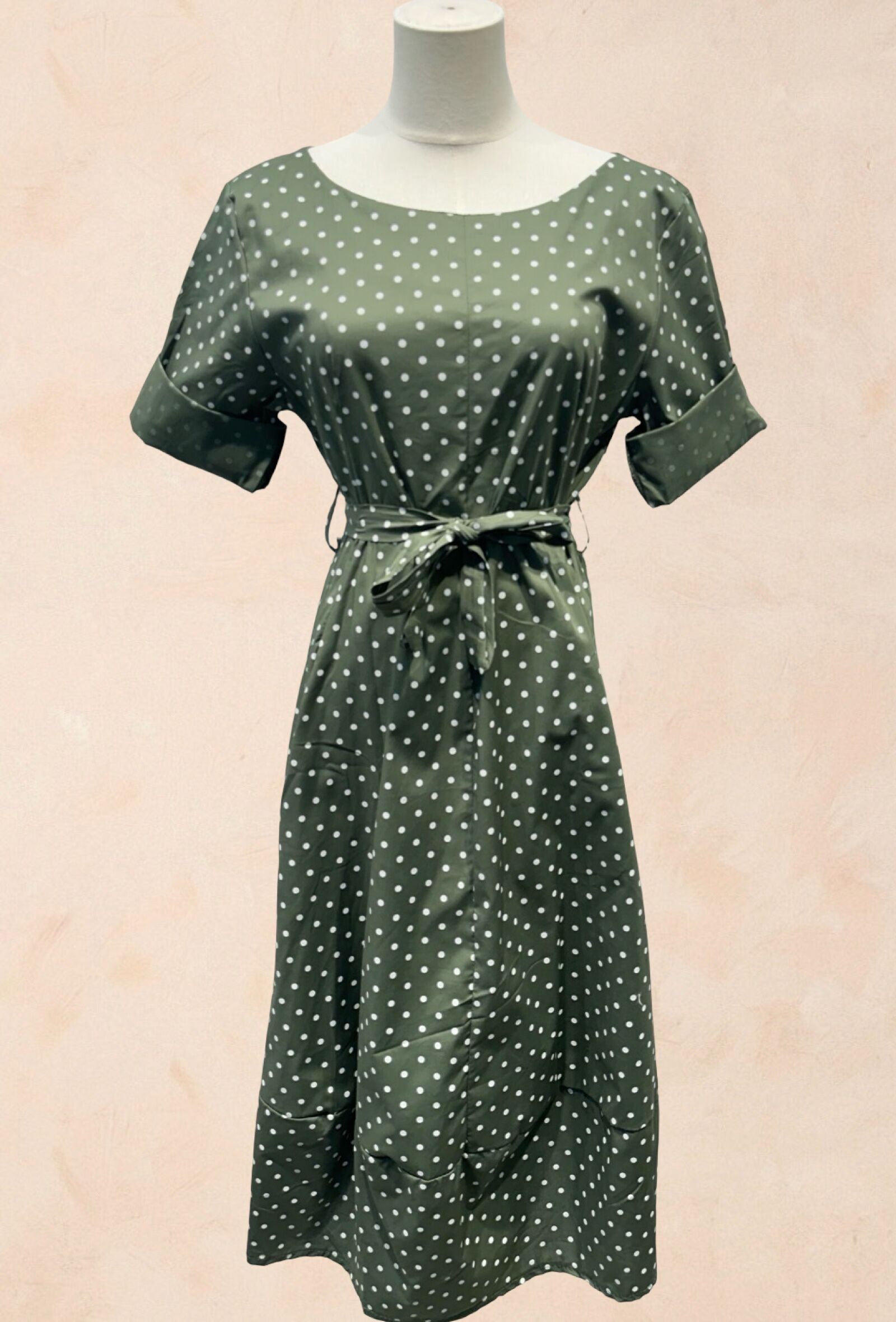 Gepunktetes Kleid mit kurzen Ärmeln, Rundhalsausschnitt, Gürtel - BAUMWOLLE - 180901