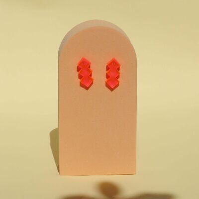 Bagliore geometrico: orecchini a bottone in acrilico rosa neon