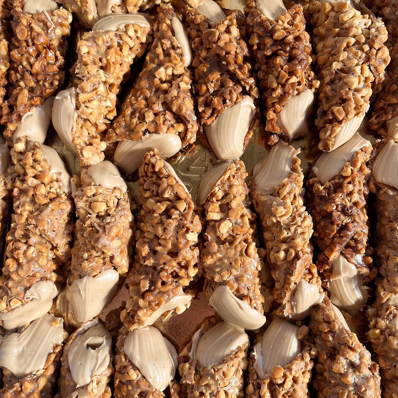 Cannoli croccanti stuffed al cioccolato a nocciola - Crunchy cannoli stuffed with chocolate and hazelnuts (30pz)