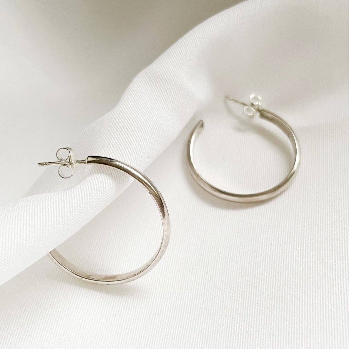 Nyla grandi orecchini a cerchio in argento