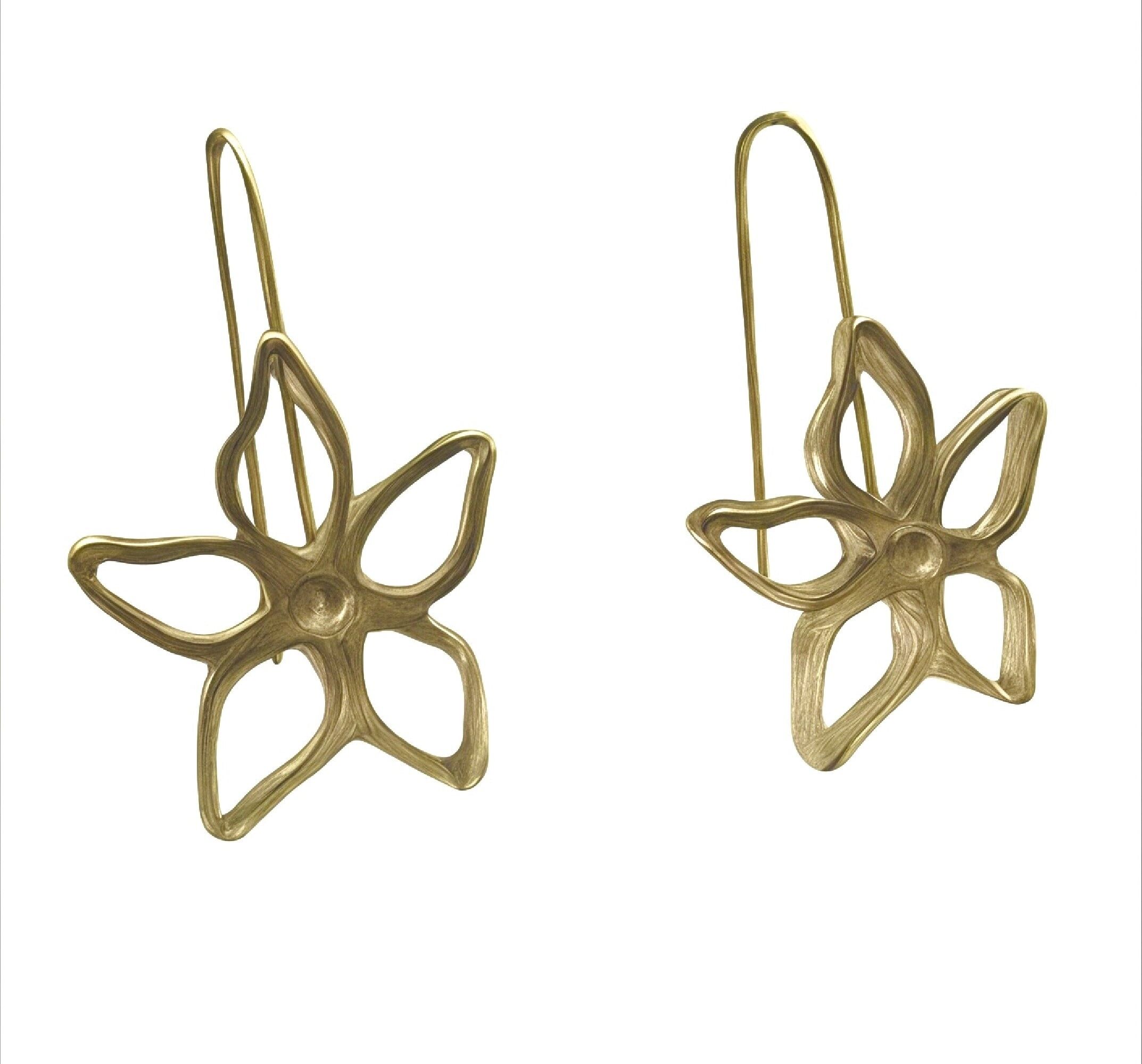 Orecchini a gancio irregolari Blom placcati in oro (ottone)