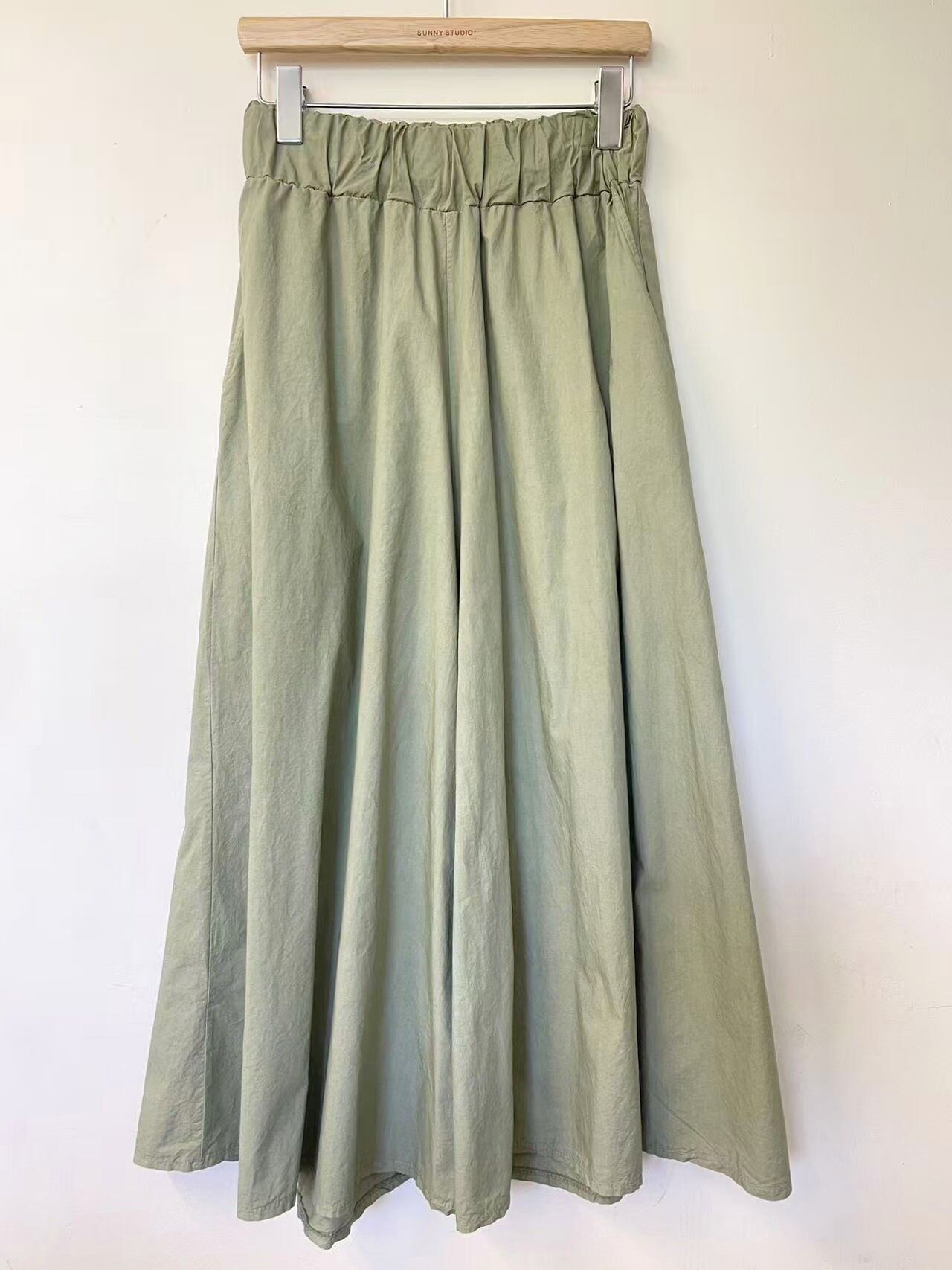 Pantaloni larghi con elastico in vita