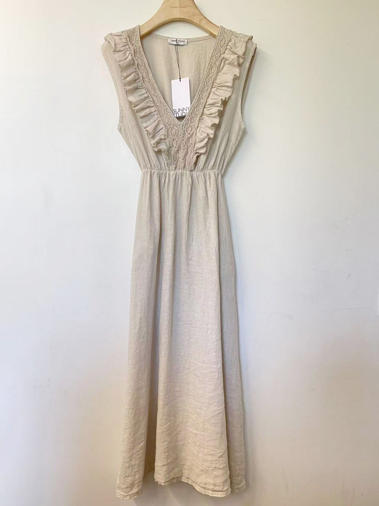 Abito lungo con volant e scollatura