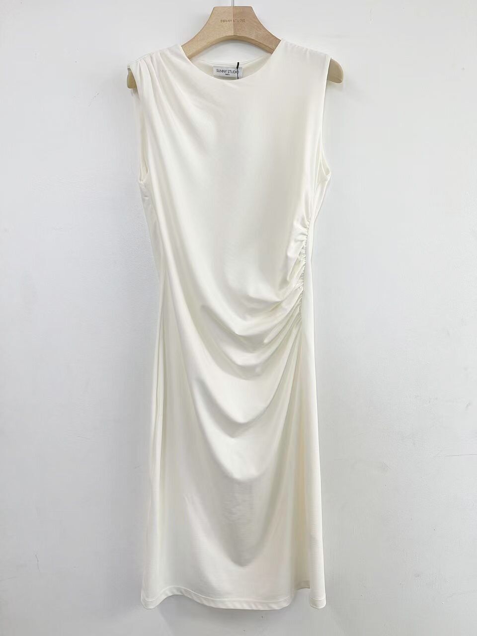 Abito elegante con drappeggio laterale