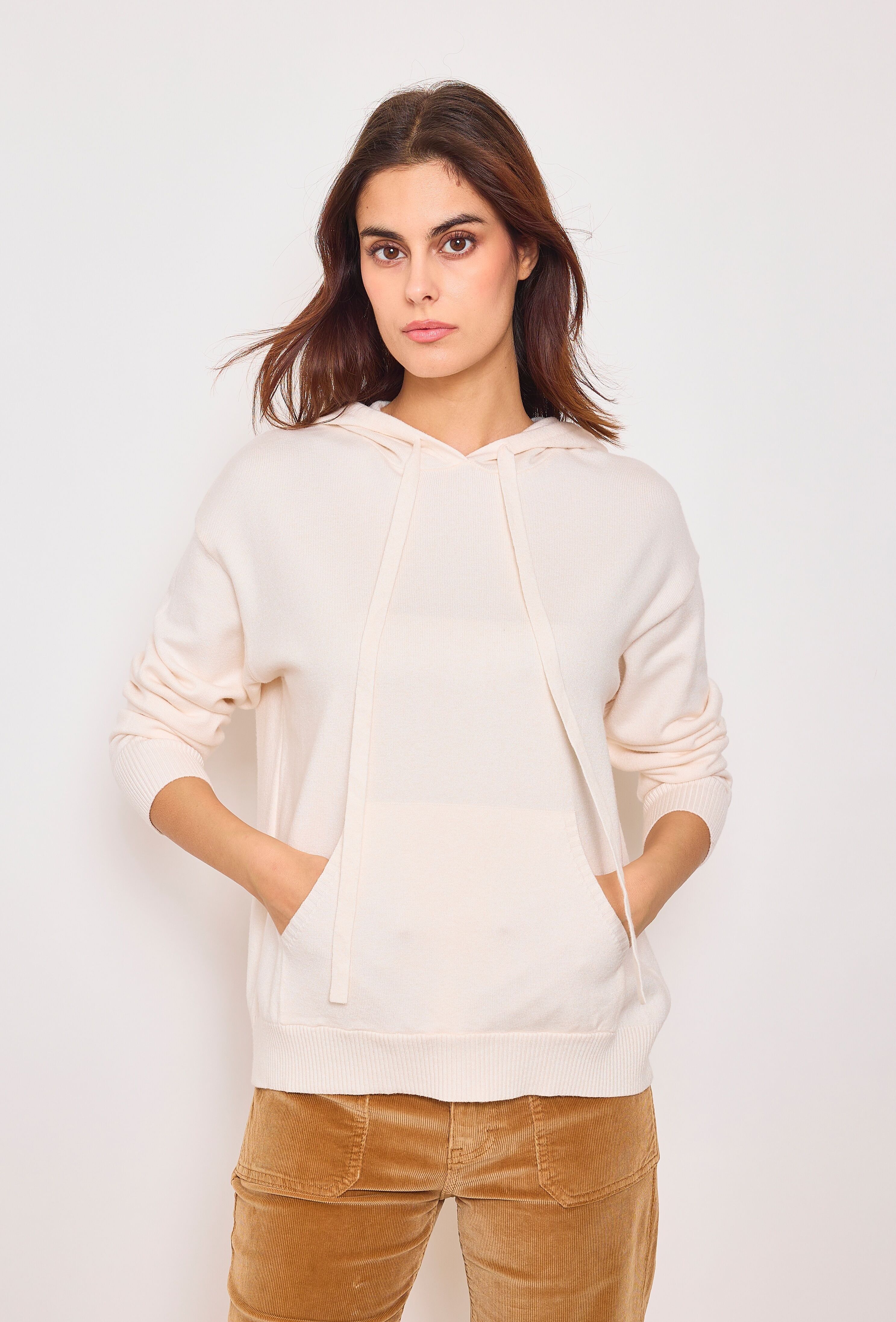 Sudadera con capucha y bolsillos