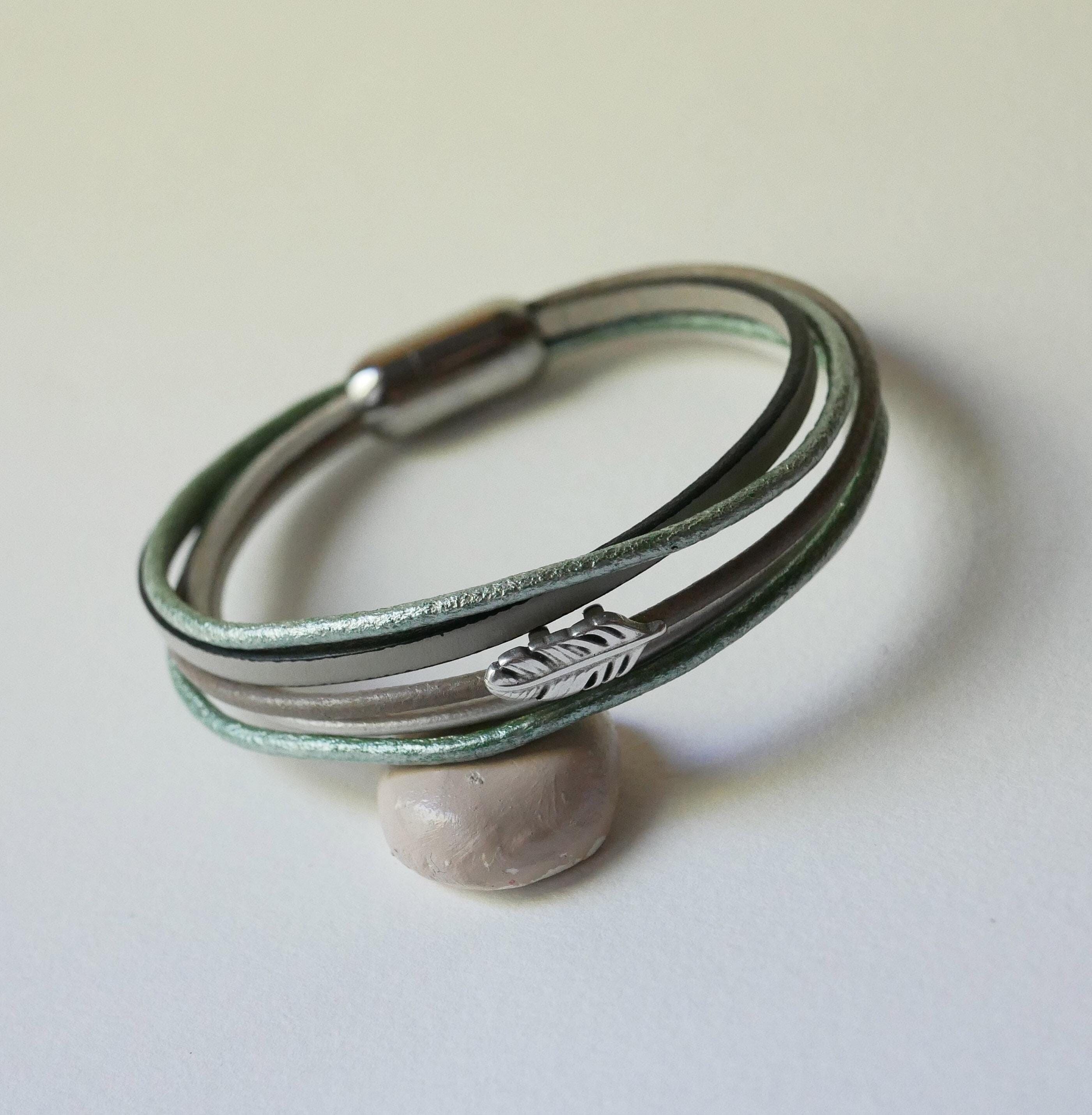 Bracelet multi-liens de cuir tons beige vert pâle nacré décor petite plume, plusieurs rangs de cuir ronds et  fermoir magnétique élégant