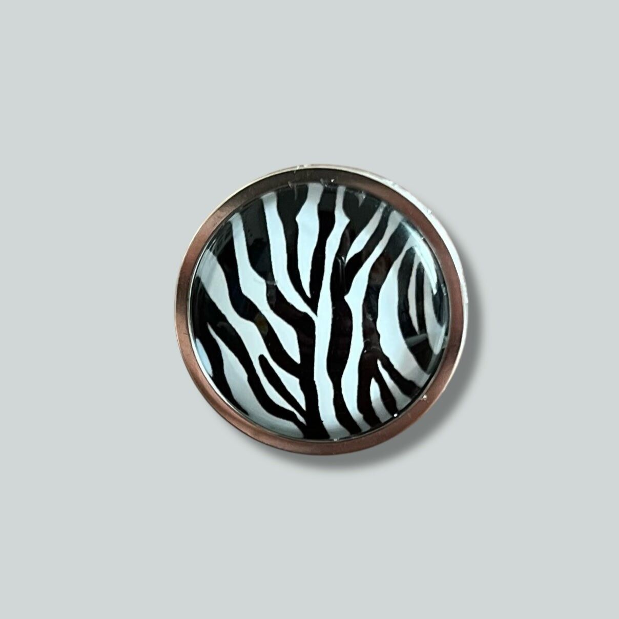 Zebra pattern ring with gold or silver finish
