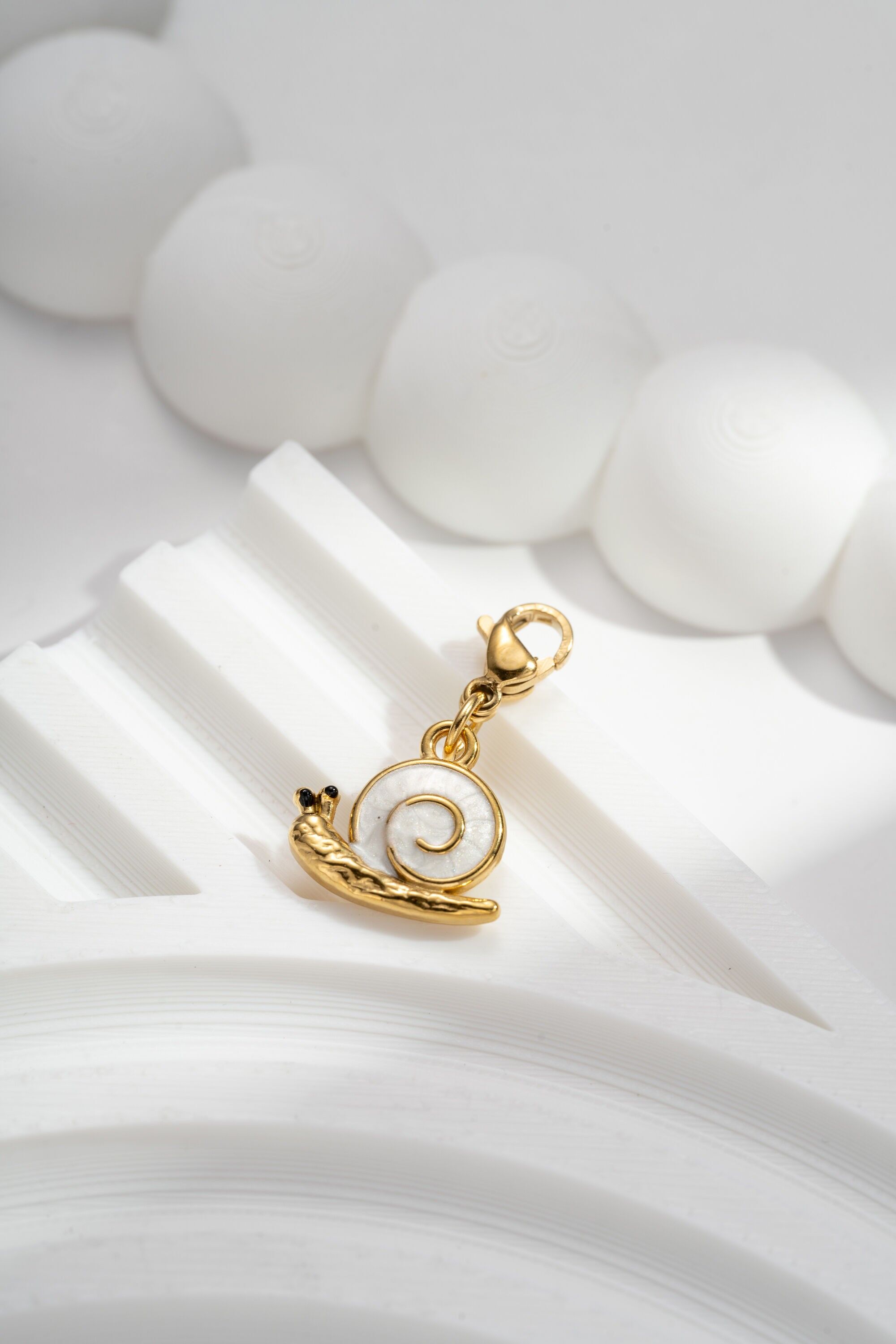 Goldperlmutt-Schneckenanhänger, zart, originell, schick