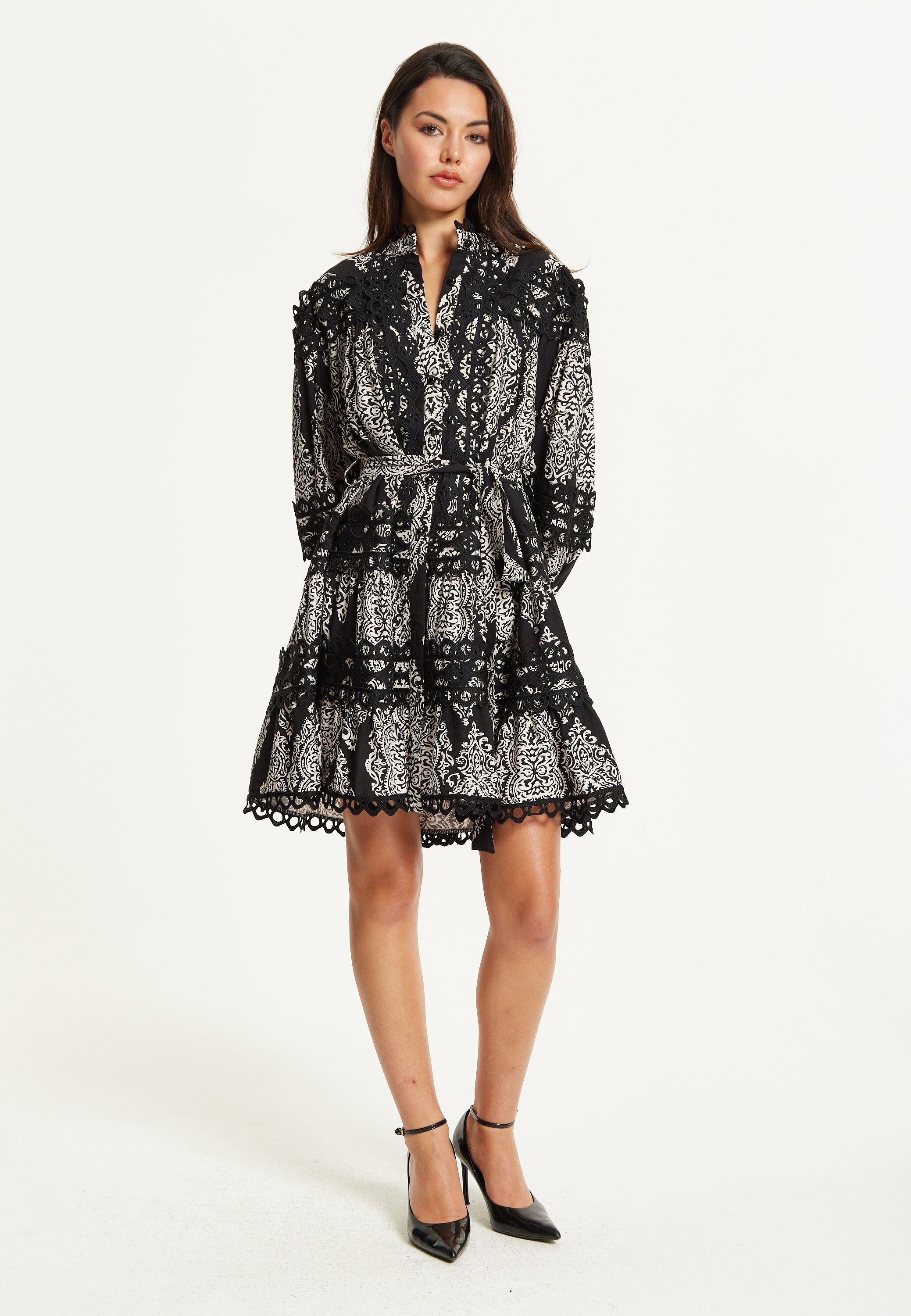 Mini-robe en dentelle brodée noire