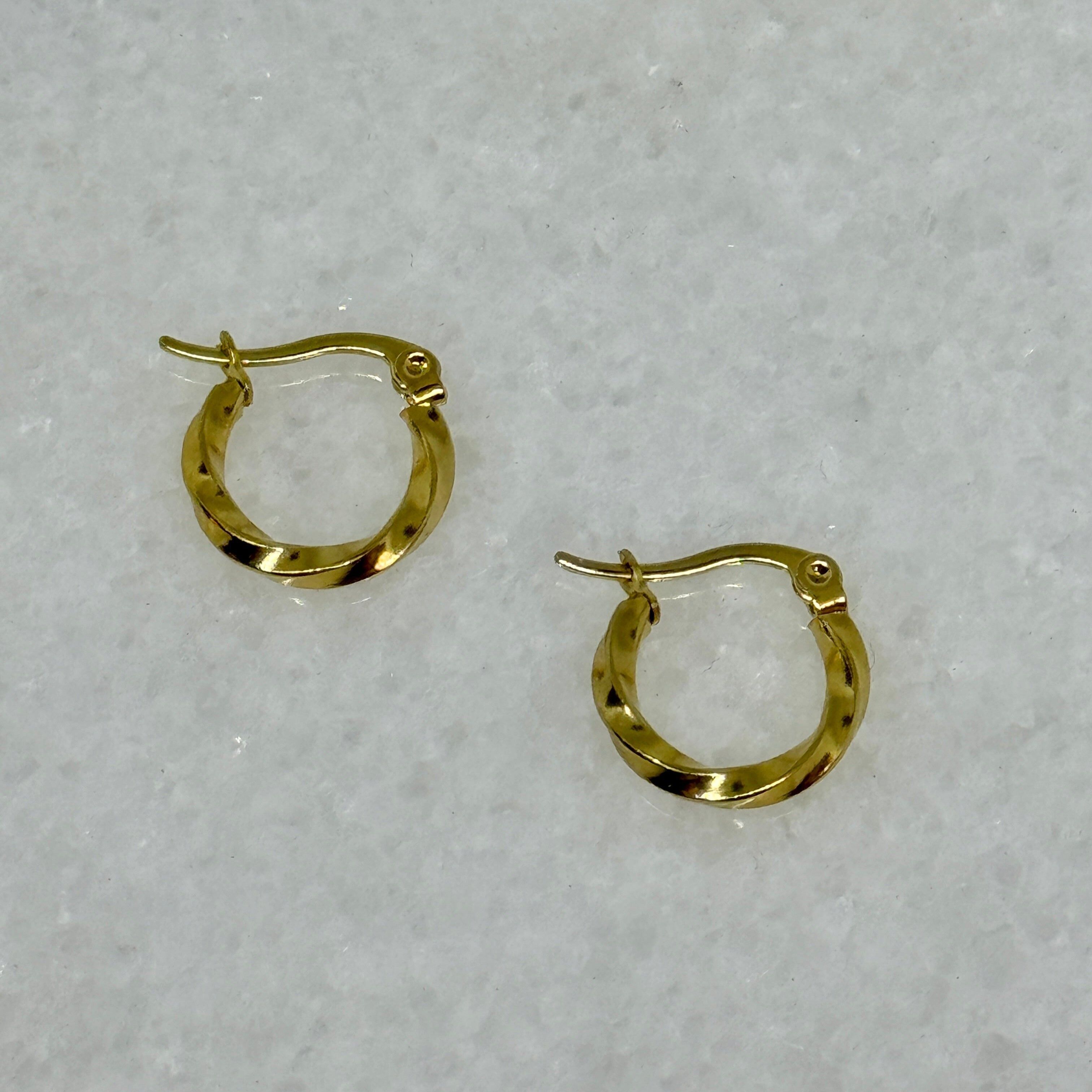 Mini orecchini a cerchio intrecciati