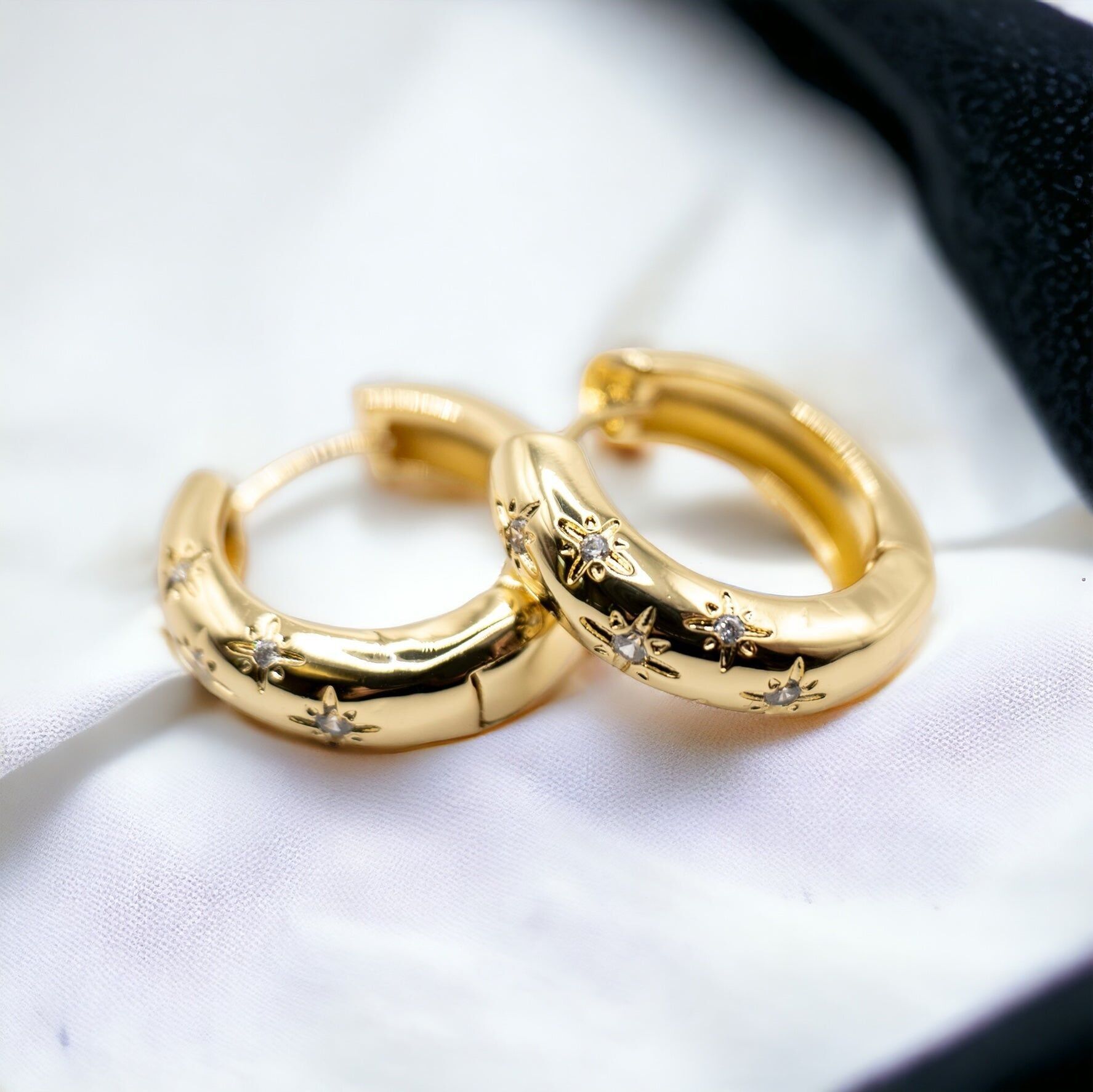 Fette und goldene Creolen