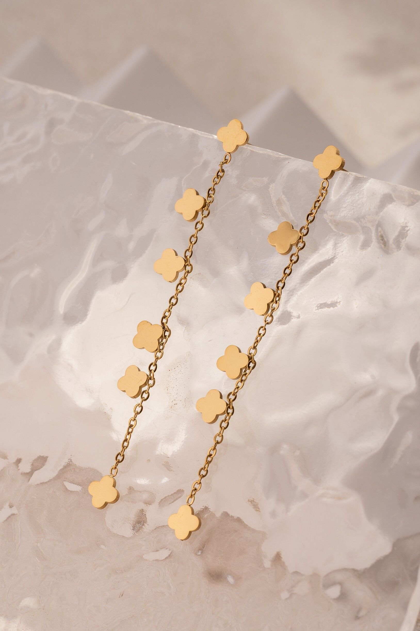 Goldfarbene Edelstahl-Blumenkette – Florale Eleganz